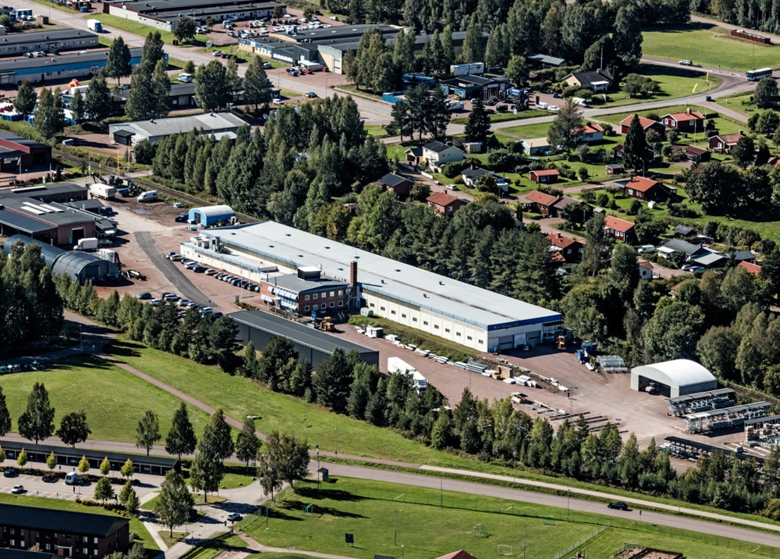 Flygfoto över Per Wikstrands anläggning i Mora.
