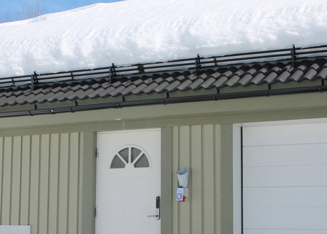 Snöräcke grind håller snön på plats.